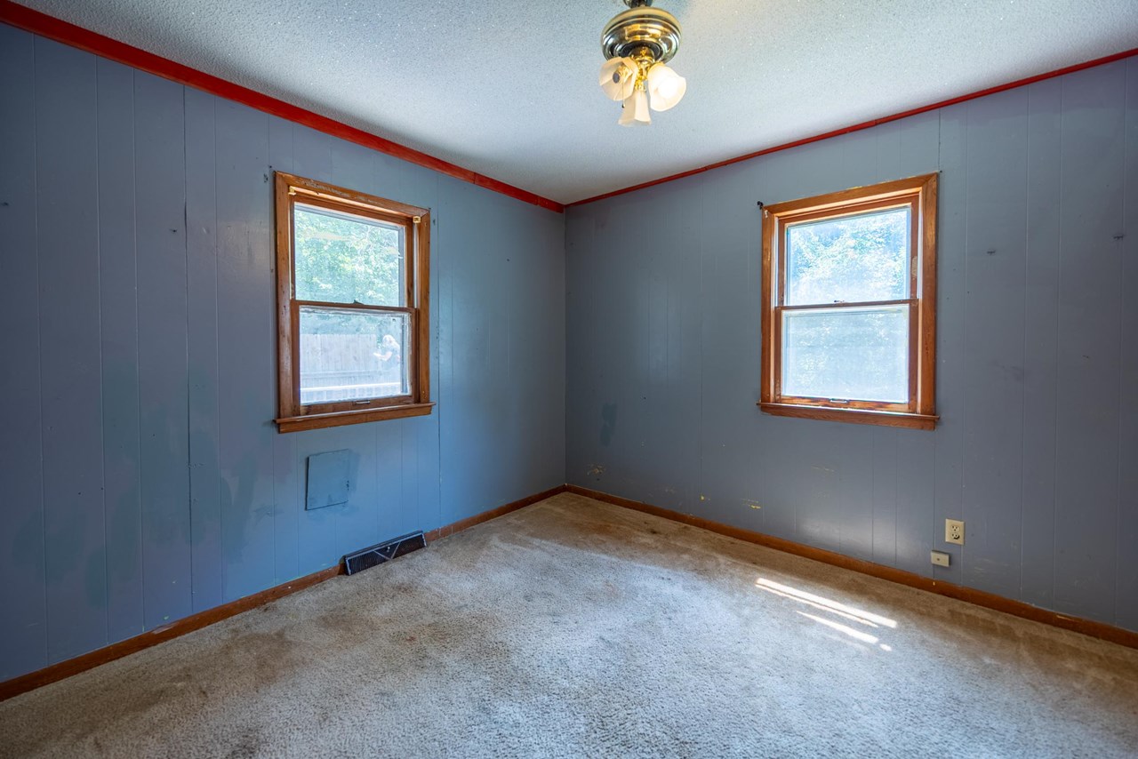 3rd bedroom access to full bathroom